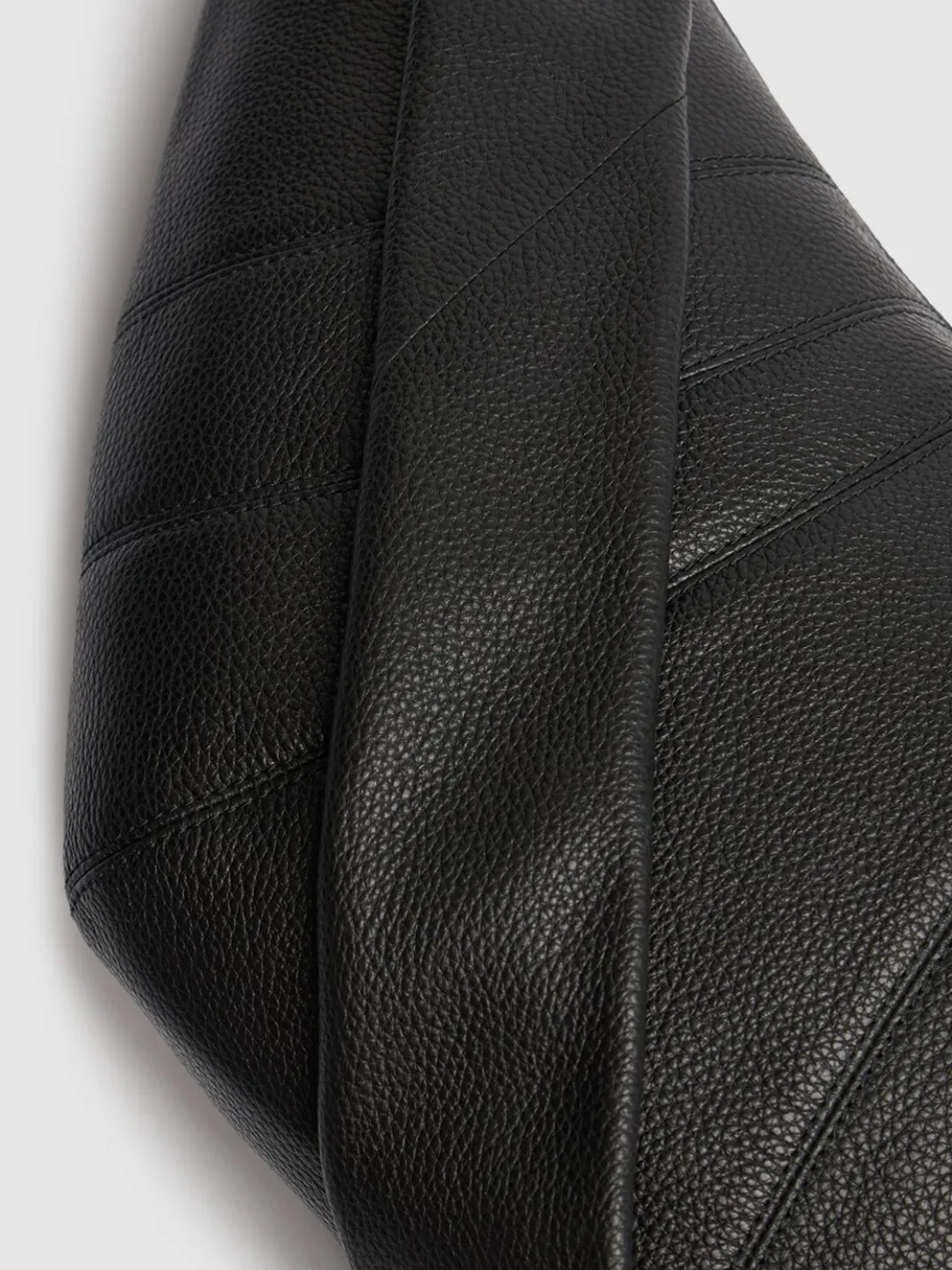 Borsa media Croissant in pelle martellata
