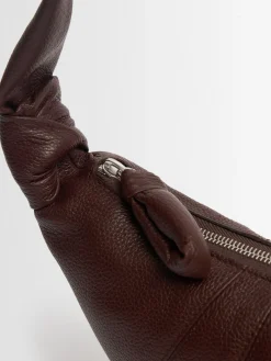 Borsa piccola Croissant in pelle martellata
