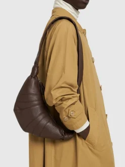 Borsa piccola Croissant in pelle martellata