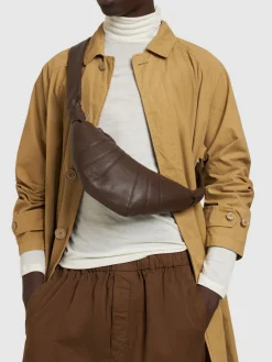 Borsa piccola Croissant in pelle martellata