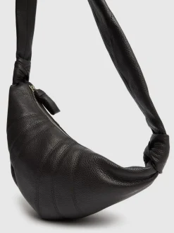 Borsa piccola Croissant in pelle martellata