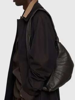 Borsa piccola Croissant in pelle martellata