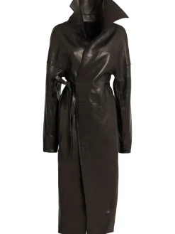 Cappotto in pelle con cintura e colletto alto