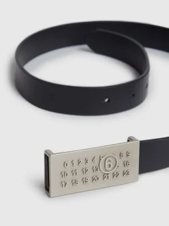 Cintura in pelle con fibbia in metallo