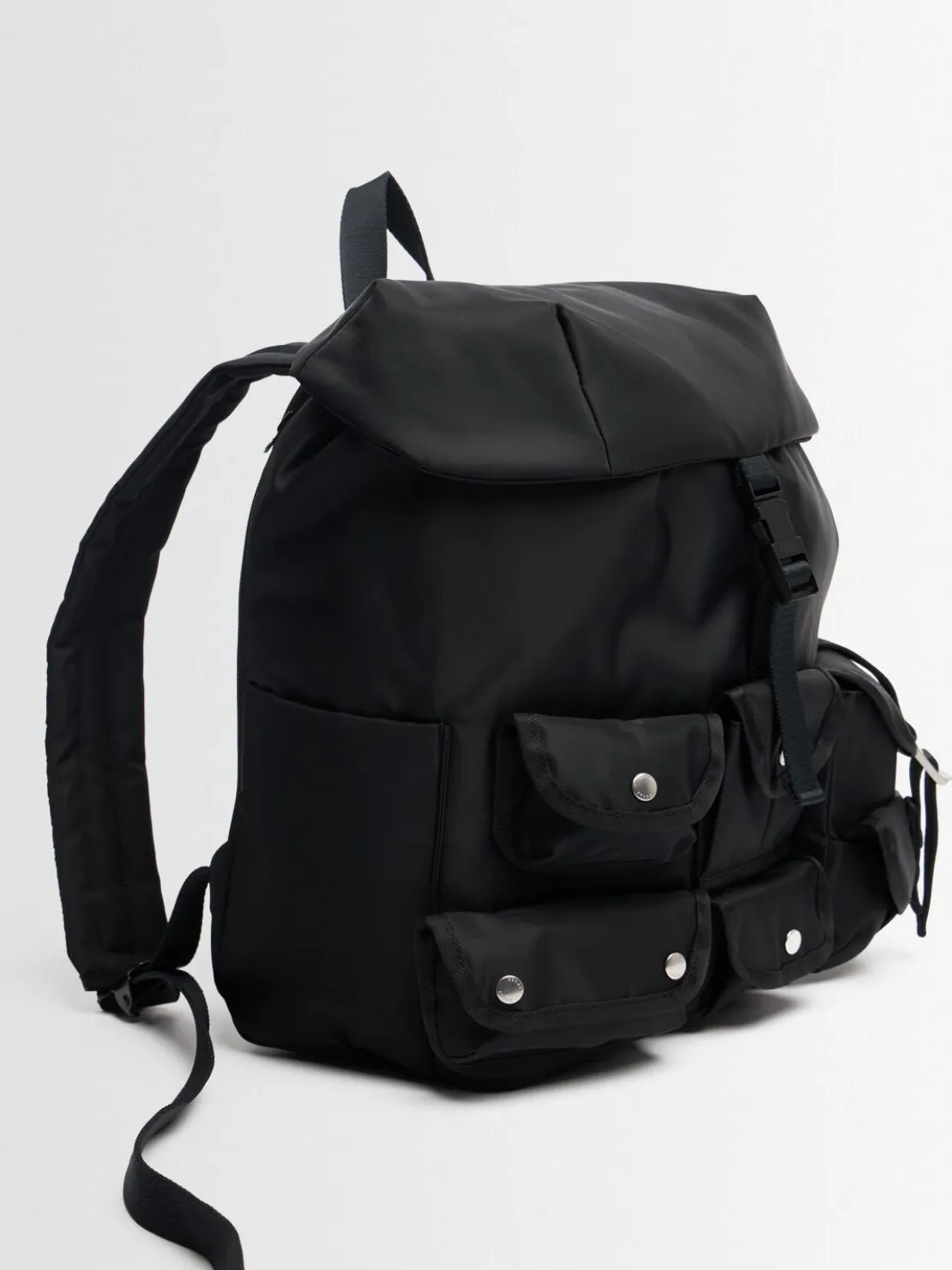 Nylon backpack w/pockets