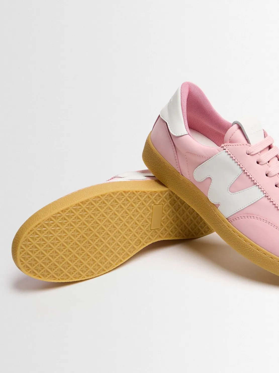 Retro Trainer leather lace-up sneakers