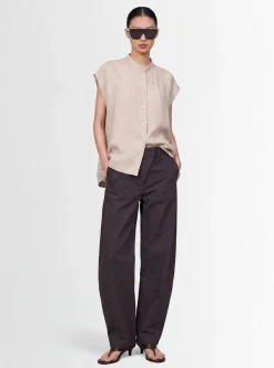 Sleeveless linen shirt w/ embroidery