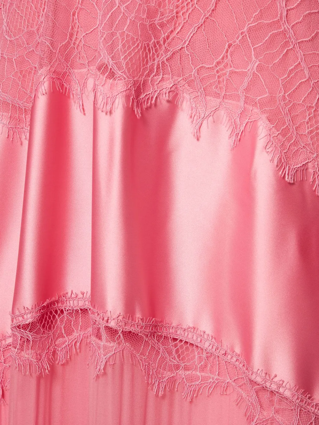 Vestito in raso e pizzo con scollo a V