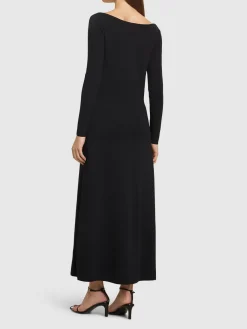 Vestito lungo con spalle scoperte in maglia